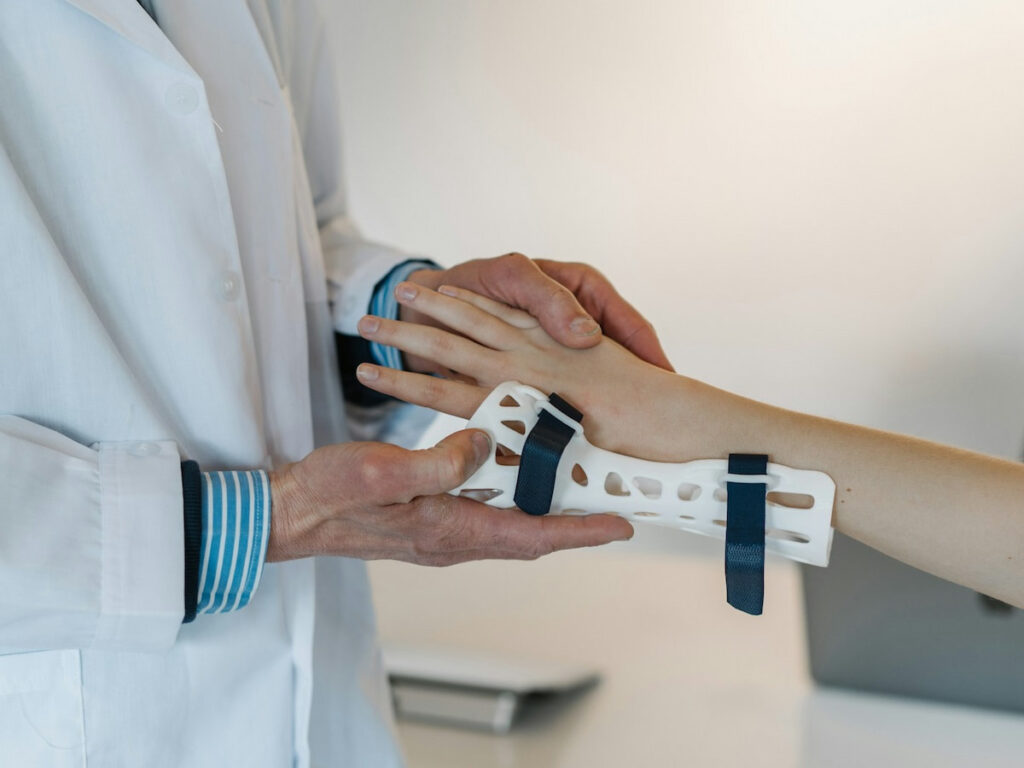 a doctor fits a wrist with an immobilizer to help with carpal tunnel syndrome